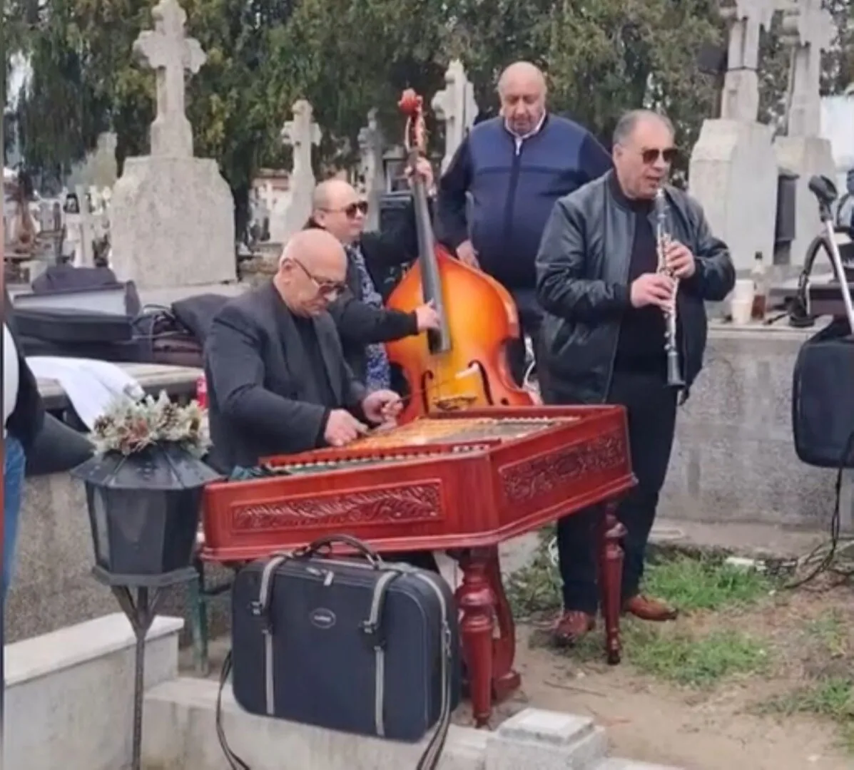 VIDEO Imagini incredibile în Giurgiu: concert în cimitir, printre morminte, cu dedicații pentru răposați