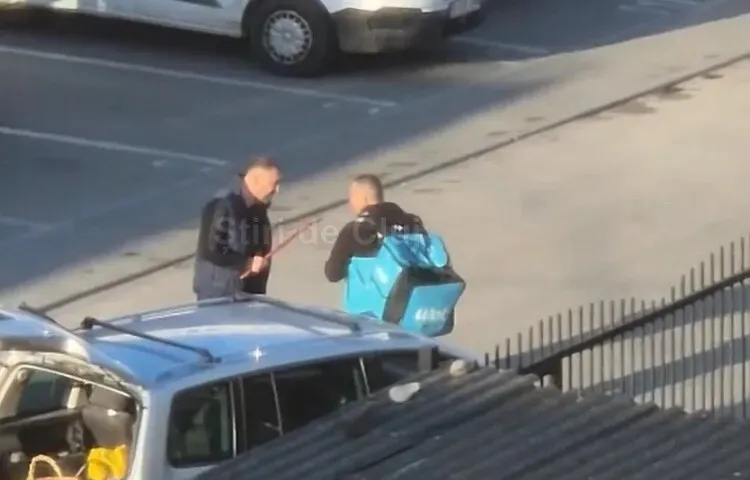 VIDEO Incident șocant în Cluj-Napoca: livrator bătut cu ranga și aproape călcat cu mașina, în plină stradă