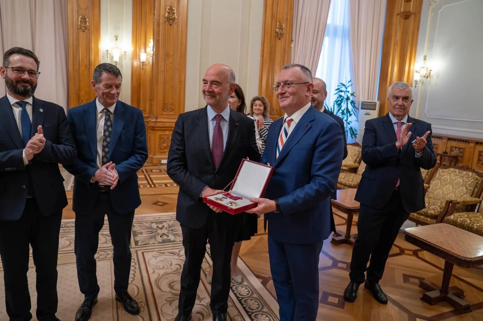 FOTO Pierre Moscovici a primit Ordinul Național “Steaua României” în grad de Mare Ofițer: Sorin Cîmpeanu i-a înmânat distincția