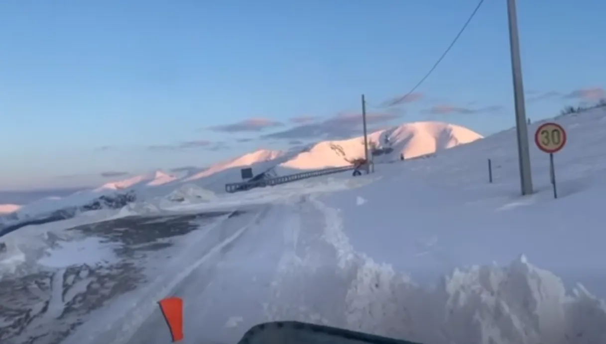 VIDEO Zonele din România unde ninge abundent, chiar înainte de Paște/ CNAIR, anunț important despre Valea Prahovei în Vinerea Mare