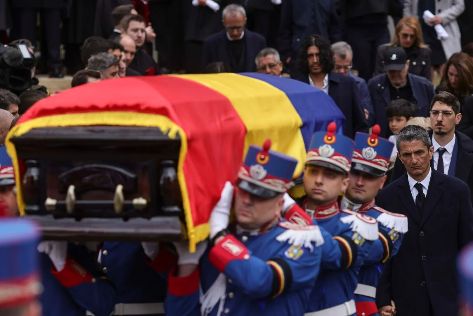 VIDEO Mesajul emoționant al lui Răzvan Lucescu la înmormântarea tatălui său: A fost un luptător, s-a luptat, a învins, a pierdut, a fost fericit, a fost mâhnit. Viaţa lui a fost condusă de pasiune, de o mare pasiune: fotbalul