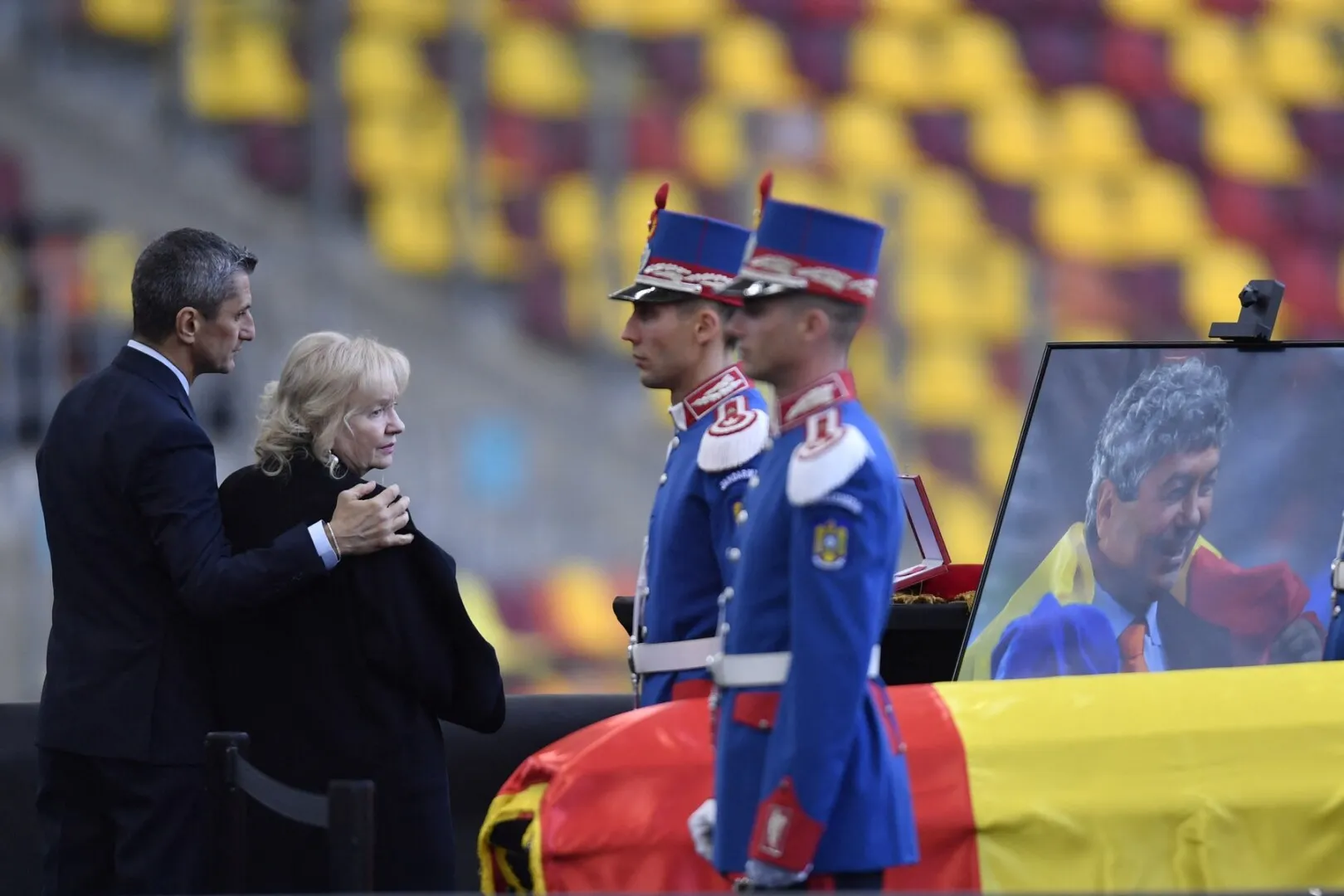 Ultimele ore în care cei care l-au admirat pe Mircea Lucescu își pot lua adio de la marele antrenor. Pelerinaj la Arena Națională