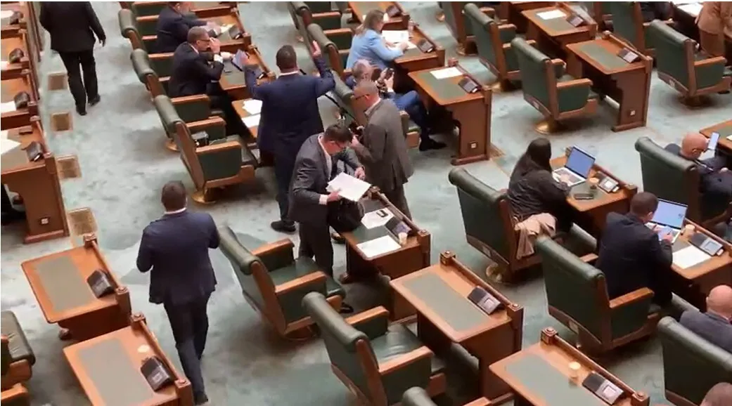 ALERTĂ VIDEO - Scandal uriaș în Senat: UDMR-iștii au plecat în timpului votului final, nervoși după adoptarea unei legi / VIDEO