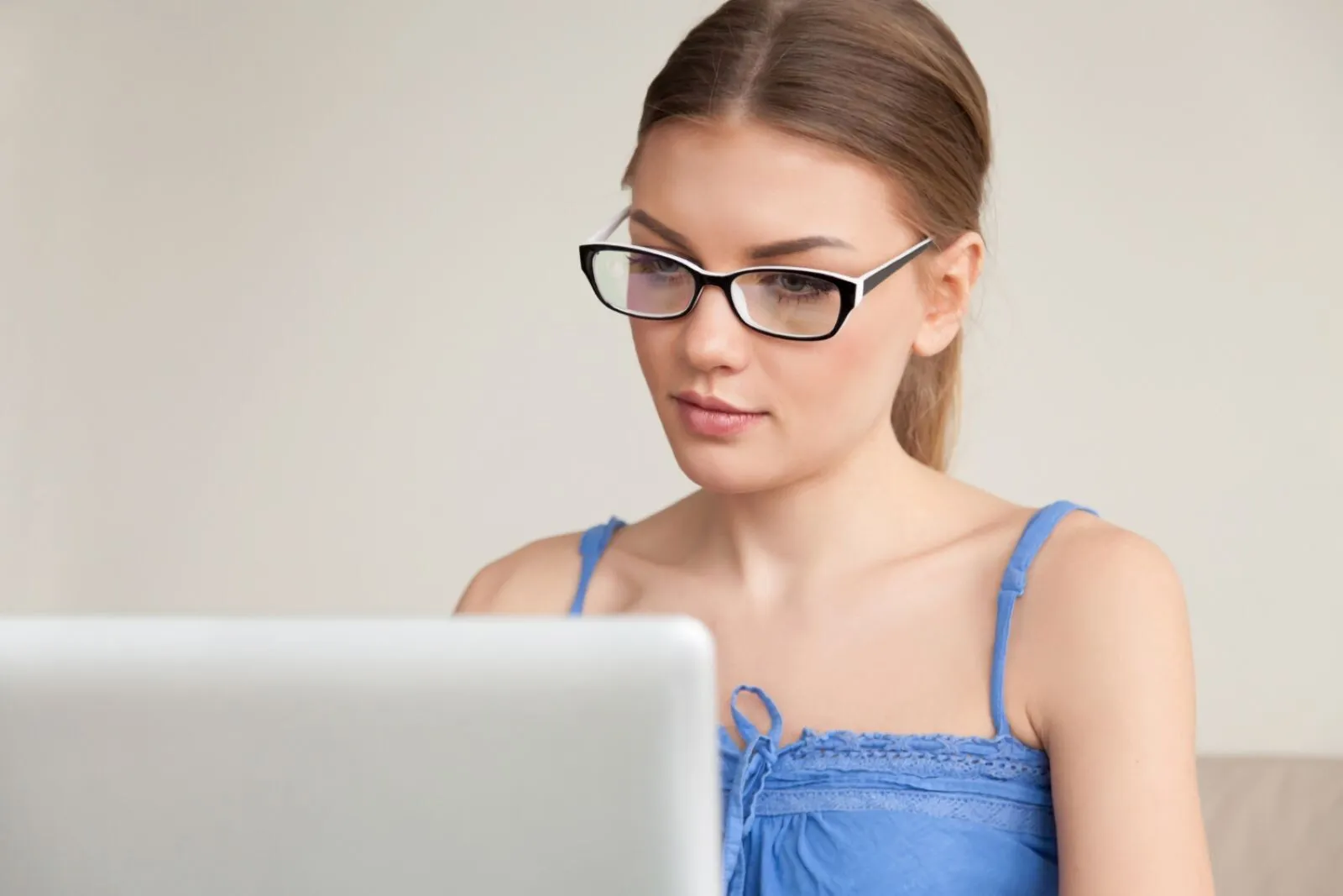 O studentă a găsit metoda perfectă de copiat la teste. Aceasta a transformat-o într-o adevărată afacere