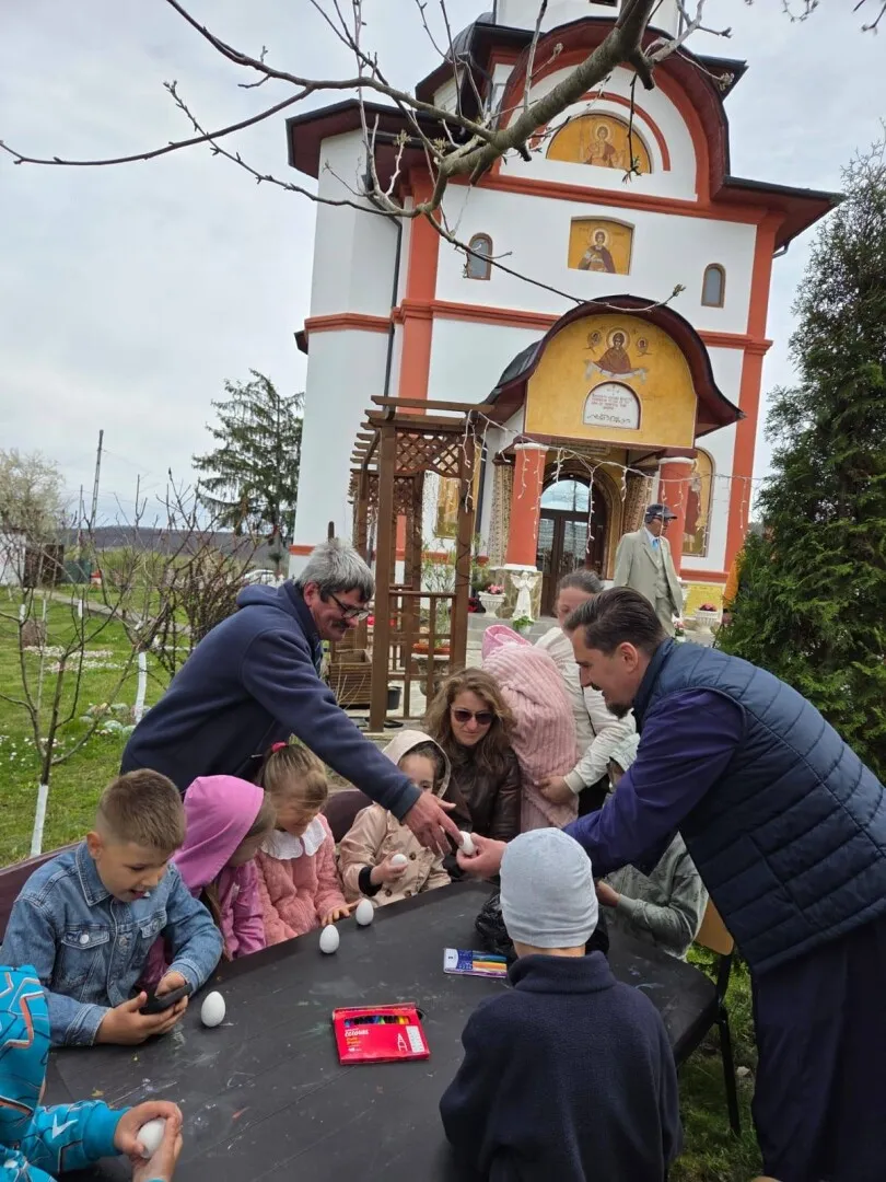 VIDEO Bucurie și comuniune în Joia Mare, la Parohia Țicleni