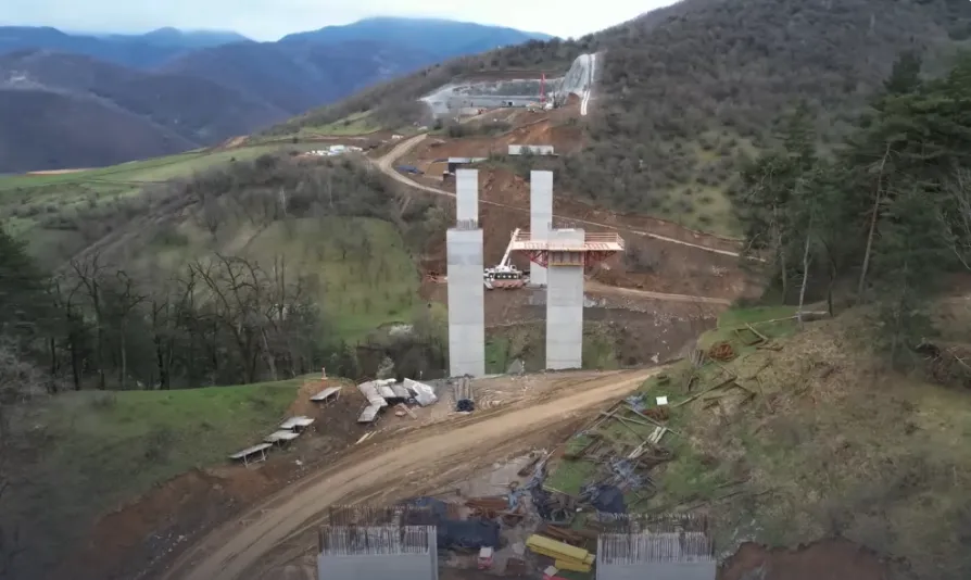 VIDEO Imagini extrem de spectaculoase de pe cea mai complexă autostradă a României: Se străpung Carpații și va fi realizată conexiunea care va uni țara de la vest la est