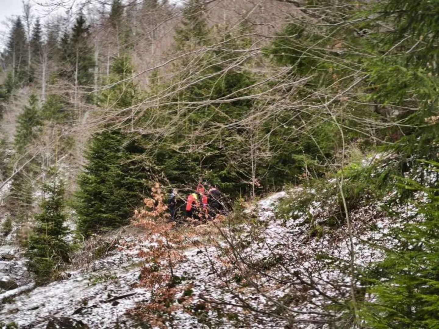 Tânărul ucrainean, găsit pe munte în stare gravă, preluat de un elicopter SMURD. Compatriotul său l-a părăsit pe munte