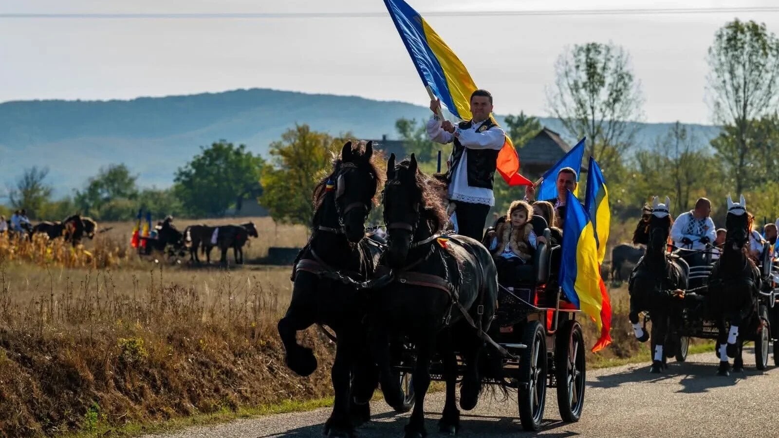 Vicepreședintele Camerei Deputaților, eveniment inedit: Sute de cai și căruțe, un drapel de peste 10 metri și zeci de sate de la granița cu Ungaria, la 'Satele Unite ale Sătmarului'