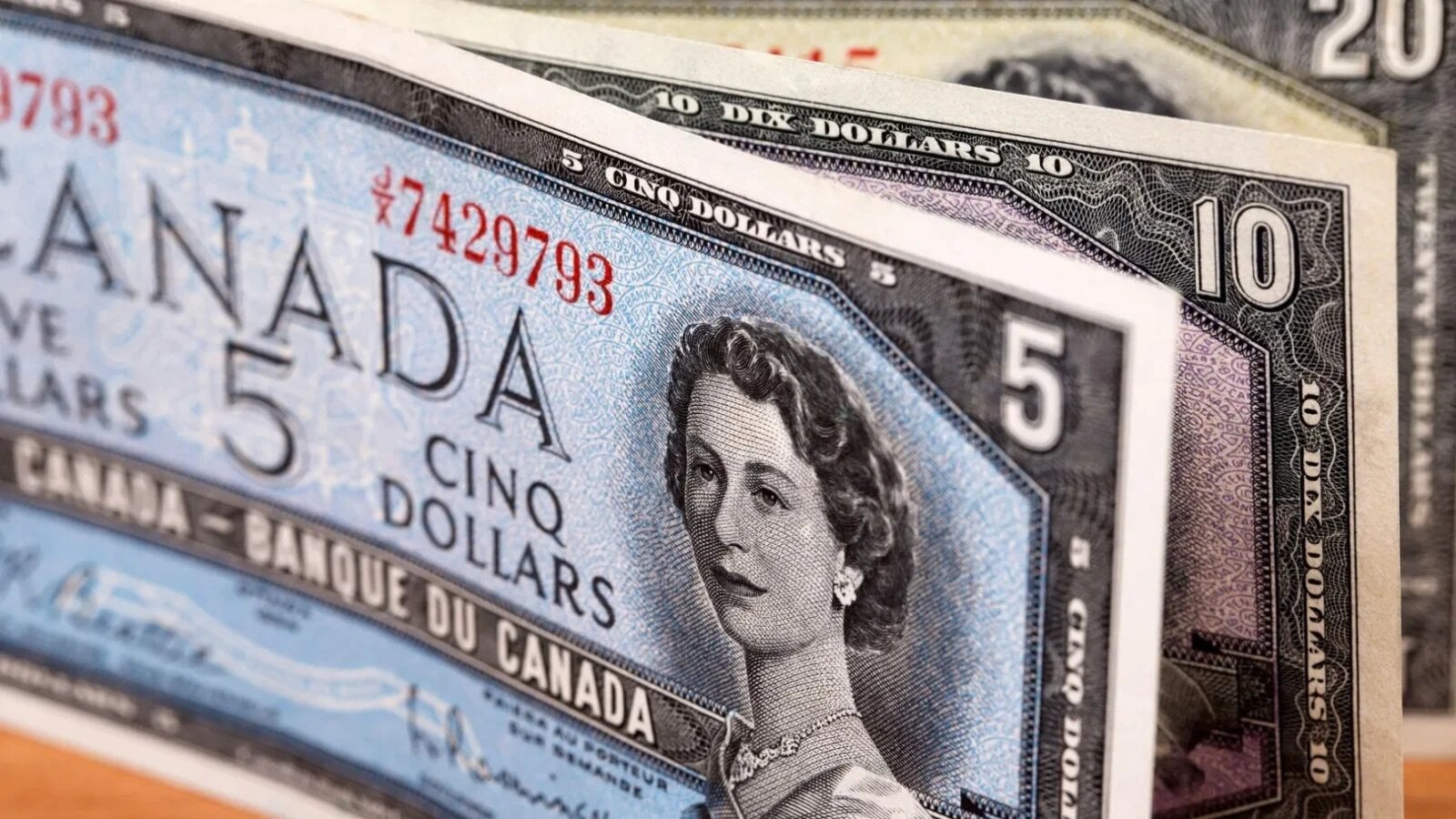Dolarul canadian atinge minimul ultimelor două luni şi jumătate, pe fondul incertitudinilor din Orientul Mijlociu