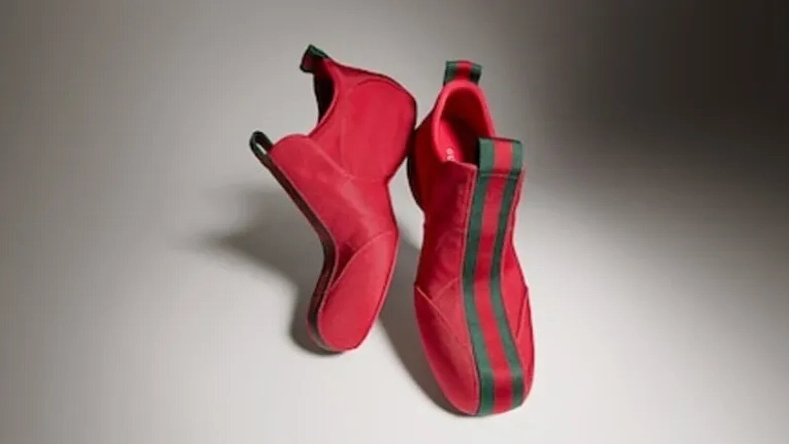 Gucci rupe tradiția „Made in Italy”. Pantofi sport de 800 de euro, produși în China