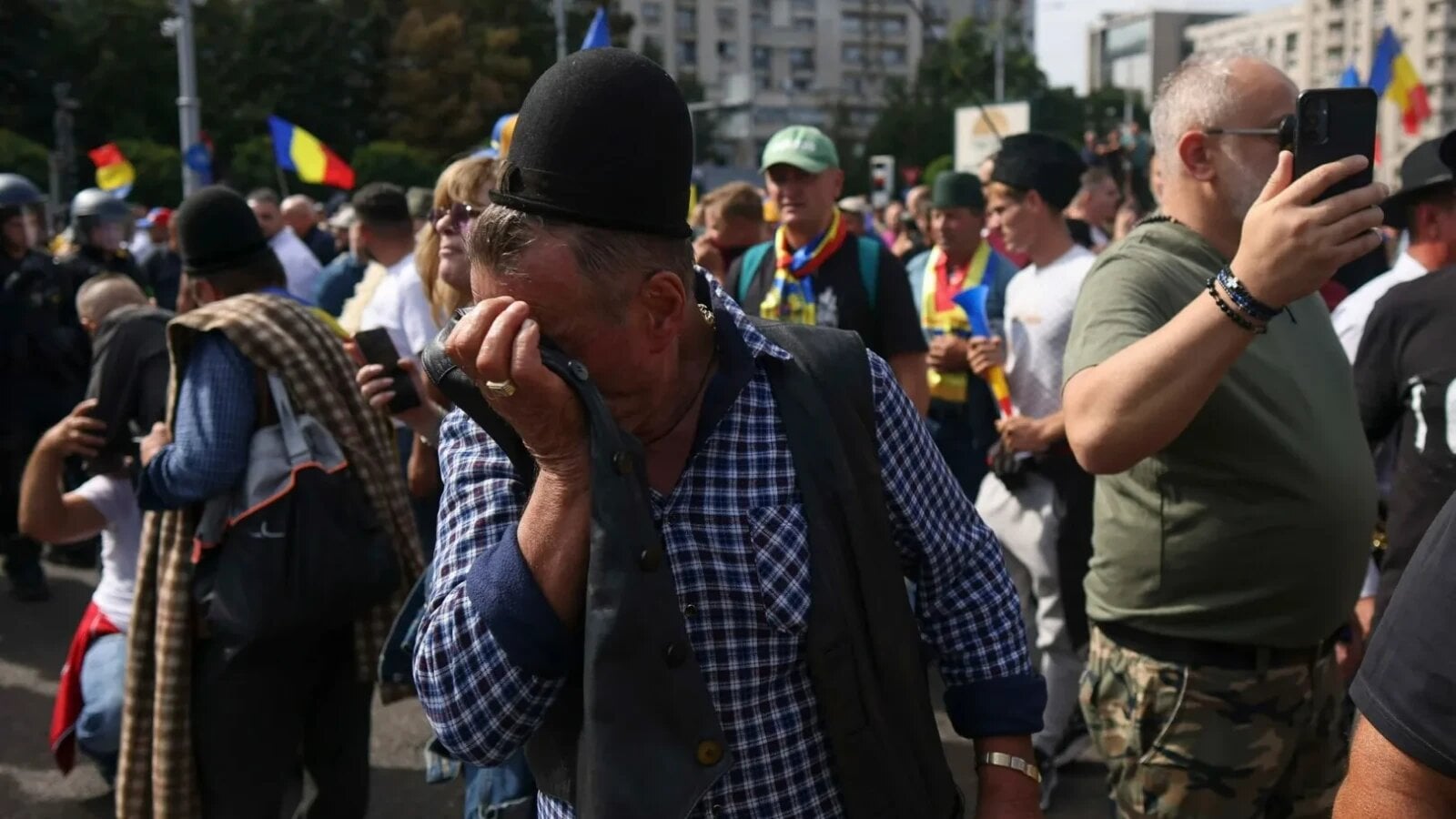 Ciobanul Ionică Sterp îl acuză direct pe Ilie Bolojan pentru haosul din agricultură: „Ne omoară şi ne distruge cu taxe şi cu impozite”