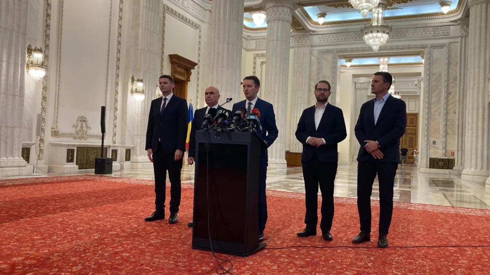 Reacție din PNL după ce PSD a anunțat că nu votează Guvernul Mureșan: „Nu cred că va face un pas în spate” / USR pune rotativa cu PSD pe masa negocierilor