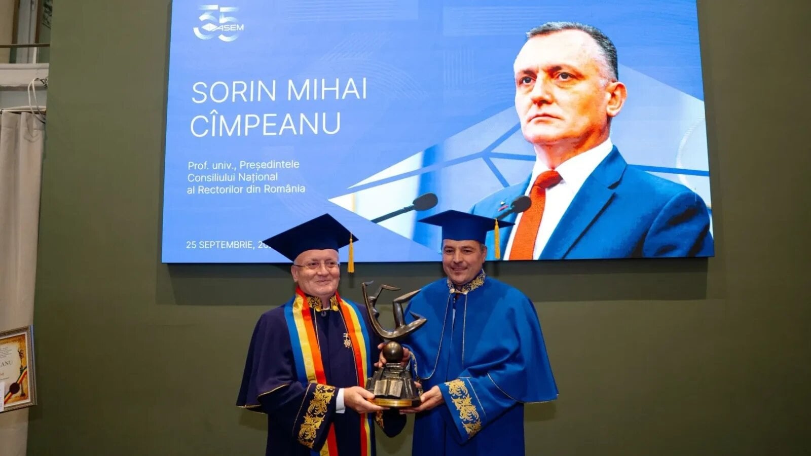 FOTO Sorin Cîmpeanu a primit titlul de Doctor Honoris Causa al Academiei de Studii Economice din Moldova