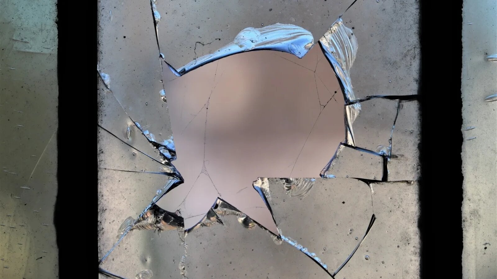 Atac cu pietre la un dig panoramic din Arad: Aproape toate cele 300 de panouri de sticlă securizată au fost sparte