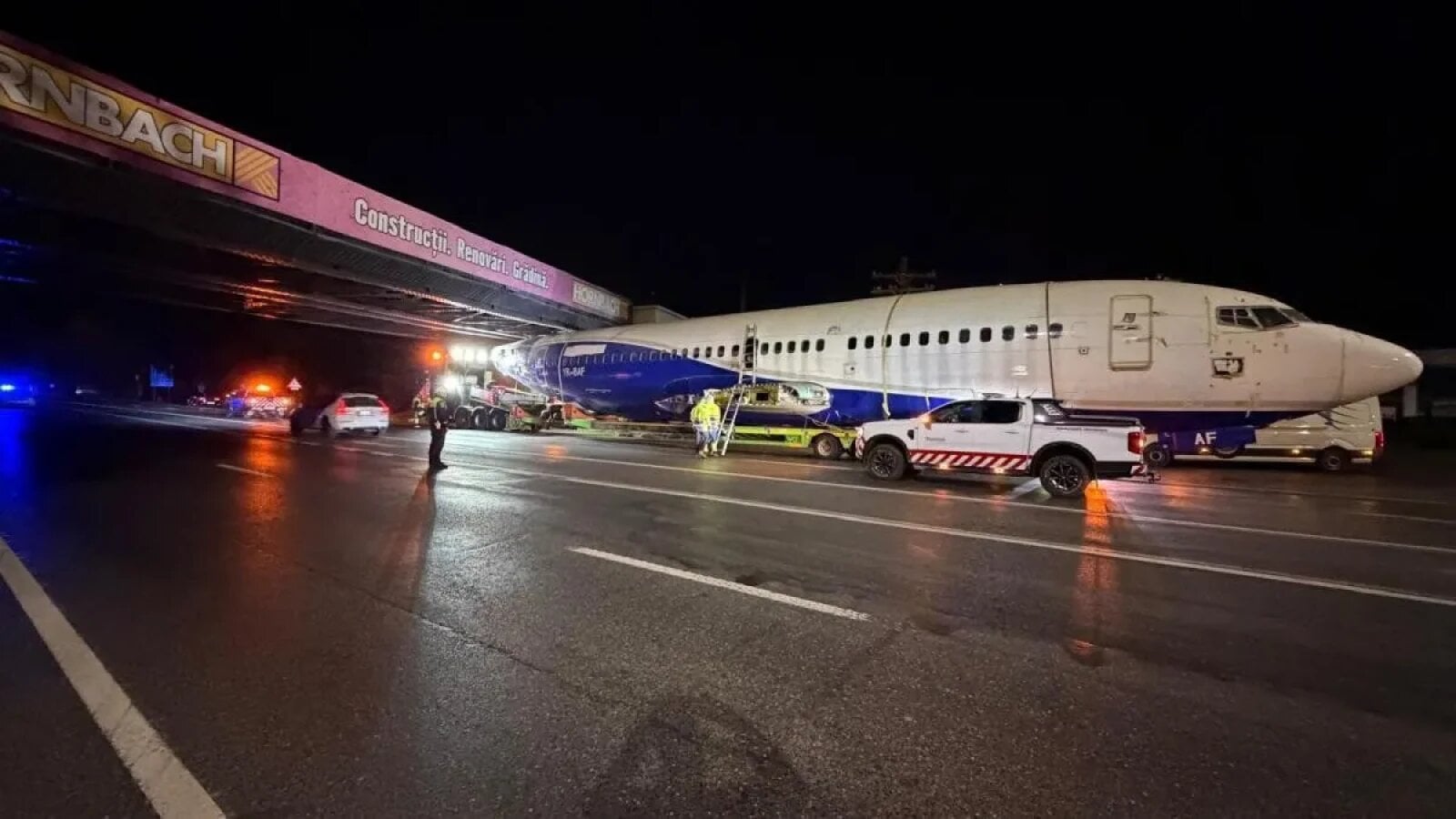 VIDEO Un avion de pasageri a rămas blocat sub pod. Unde trebuia să ajungă aeronava