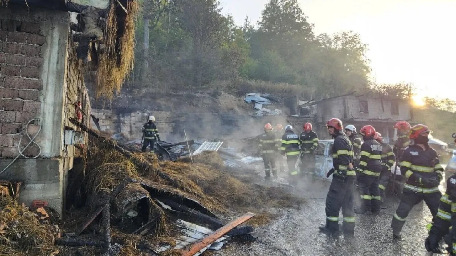 FOTO Un nou incendiu violent la Mănăstirea Bisericani din Neamț. Patru construcții au ars, un bărbat a fost rănit