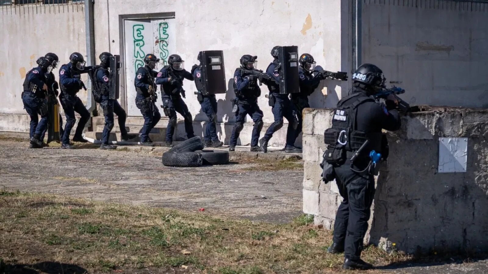 VIDEO Jandarmii români și forțe de intervenție din 18 state, exercițiu de amploare la poalele Carpaților, în contextul proitestelor tot mai violente din toată Europa