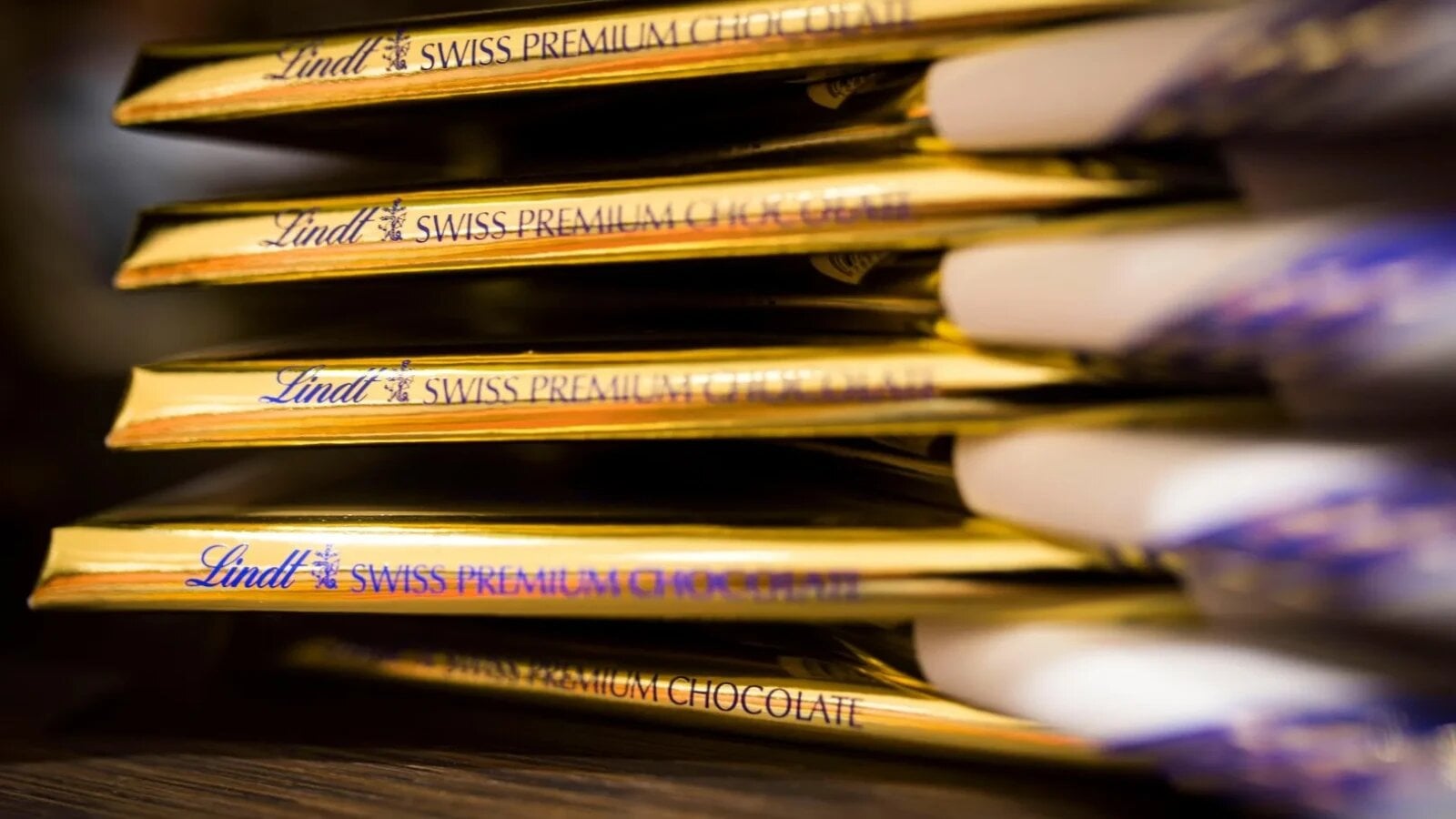 Lindt recunoaşte că a scumpit excesiv ciocolata şi a pierdut clienţi. Acţiunile companiei au scăzut cu peste 25%, iar directorul general a fost demis