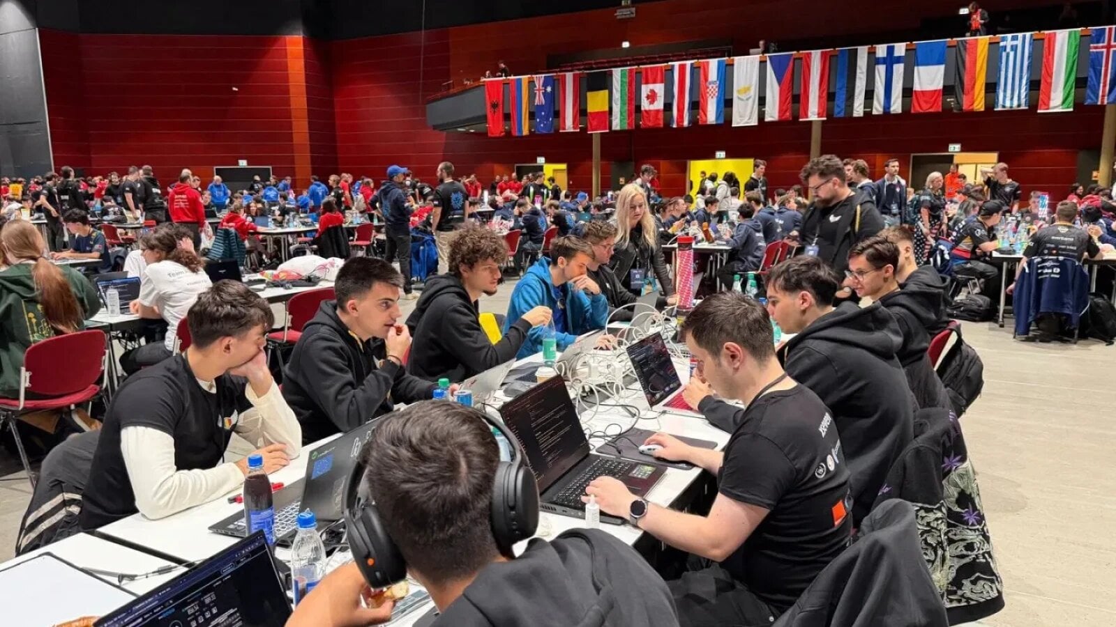 FOTO România, locul 18 în clasamentul oficial al Campionatului European de Securitate Cibernetică 2026 Echipa, formată din cinci juniori şi cinci seniori