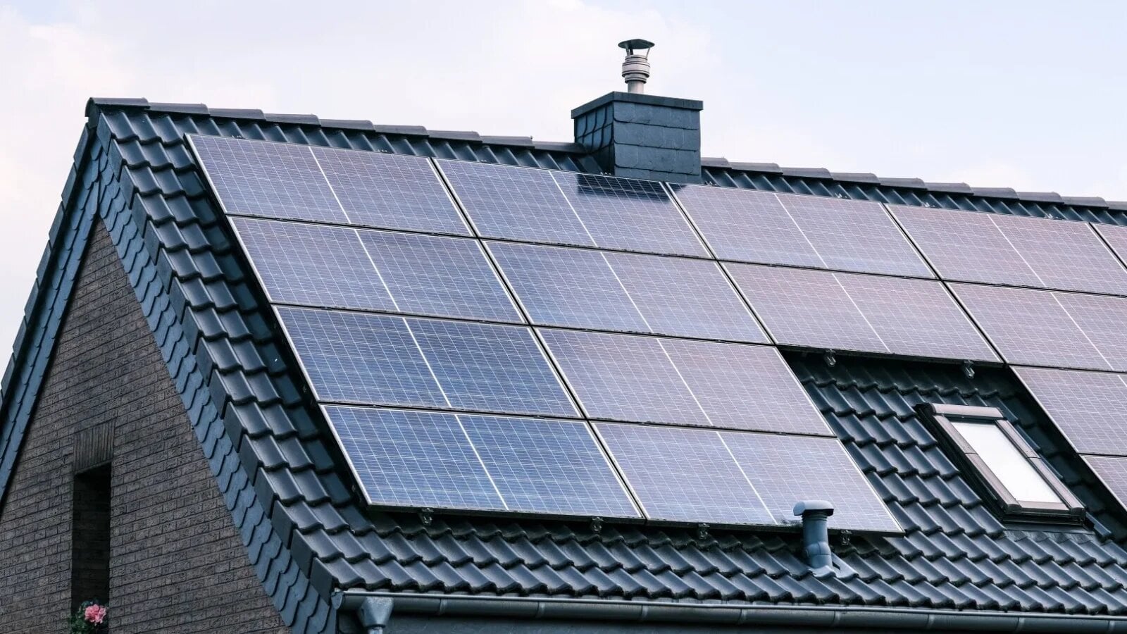 România depinde sever de importurile de electricitate/ Prosumatorii cer Zero TVA pentru sistemele și bateriile fotovoltaice