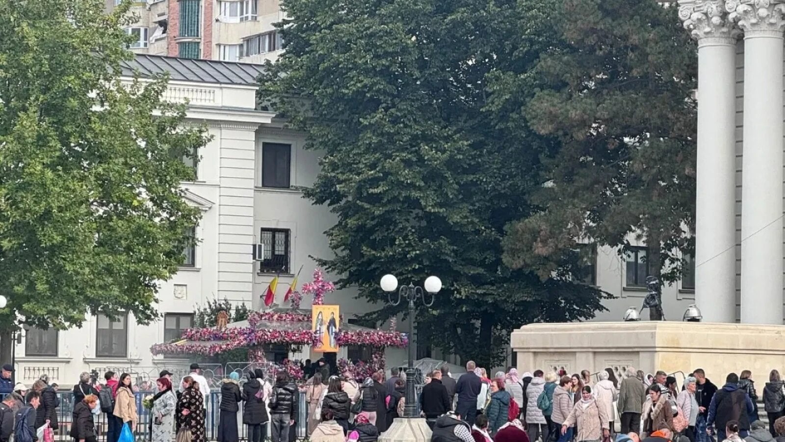VIDEO Val de pelerini la racla Cuvioasei Parascheva. 161 de credincioși au avut nevoie de îngrijiri medicale, iar mai mulți au ajuns la spital. Autoritățile se pregătesc pentru un număr record de pelerini